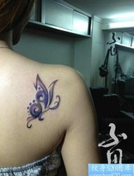 女人肩背小巧精美的图腾蝴蝶纹身图片