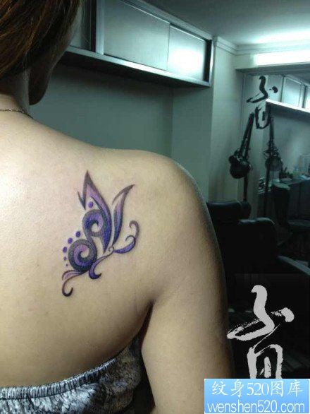 点击大图看下一张：女人肩背小巧精美的图腾蝴蝶纹身图片
