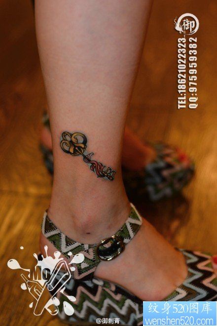 点击大图看下一张：女人脚踝处小巧潮流的钥匙纹身图片