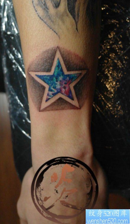 点击大图看下一张：手臂潮流经典的星空五角星纹身图片
