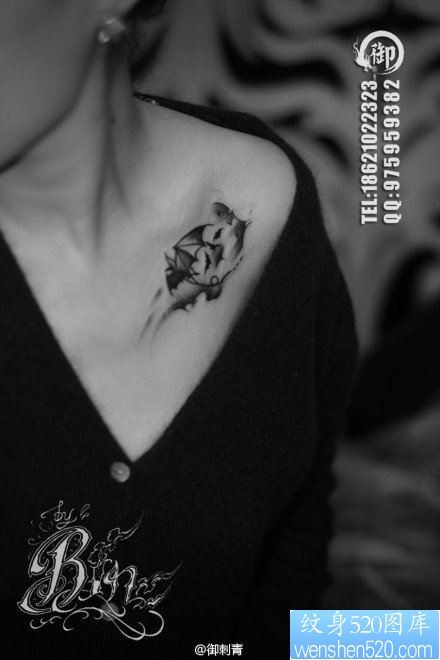 点击大图看下一张：女人锁骨处潮流经典的蝙蝠纹身图片