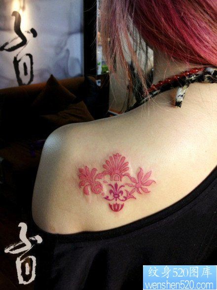 点击大图看下一张：女人肩背唯美好看的图腾花卉纹身图片