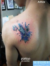 男人肩背时尚经典的五角星纹身图片