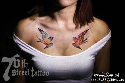 点击大图看下一张：女人胸前精美潮流的小燕子纹身图片