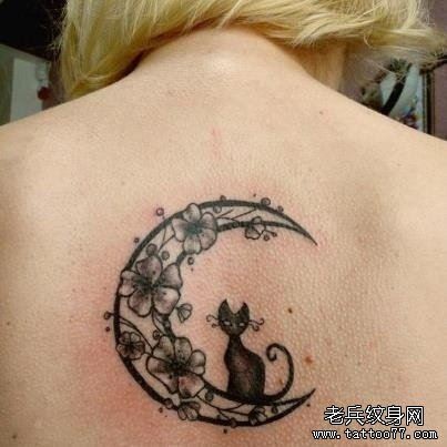 点击大图看下一张：女人后背潮流经典的月亮与小猫咪纹身图片