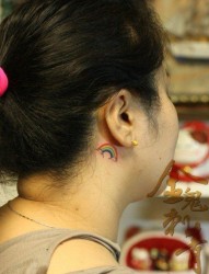 女人耳部时尚潮流的小彩虹纹身图片