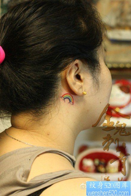 点击大图看下一张：女人耳部时尚潮流的小彩虹纹身图片