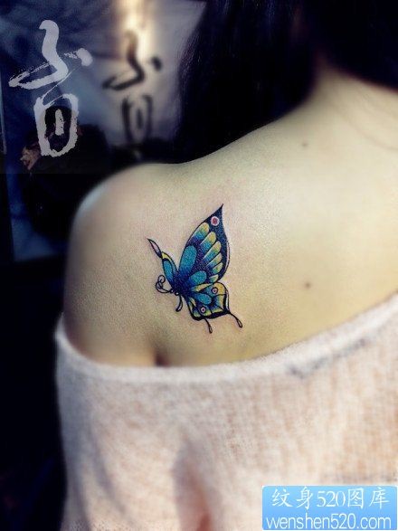 点击大图看下一张：女人肩背小巧时尚的蝴蝶纹身图片
