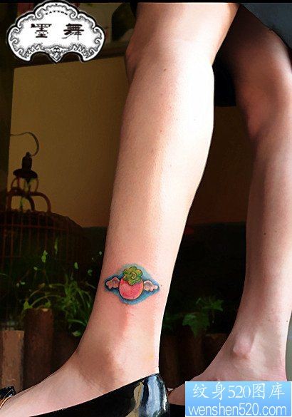 点击大图看下一张：女人脚踝处一幅小番茄纹身图片