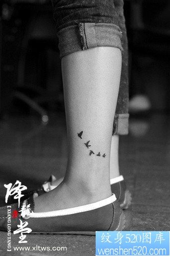点击大图看下一张：腿部时尚小巧的小鸟纹身图片