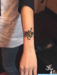 女人手臂小巧精美的五角星纹身图片