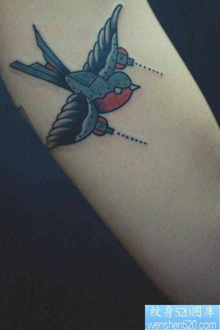 点击大图看下一张：手臂可爱经典的小燕子纹身图片