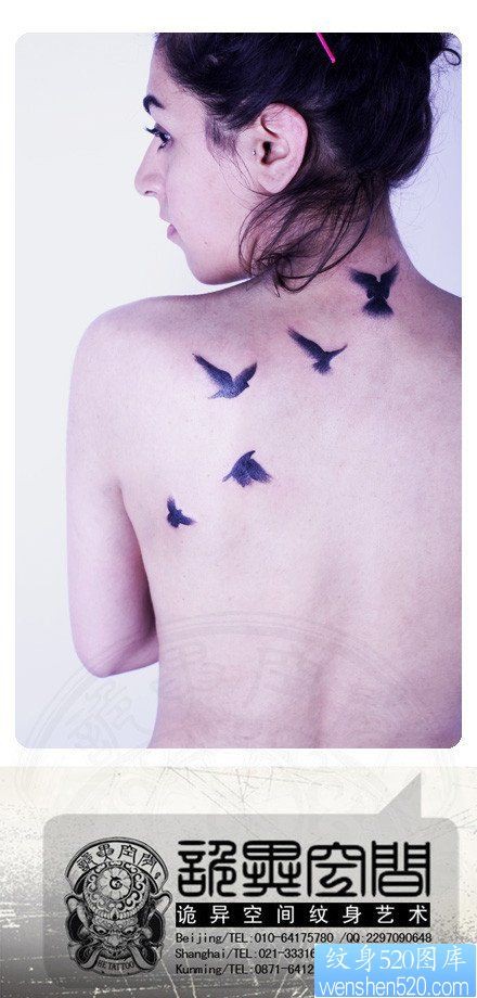 点击大图看下一张：美女后背精美时尚的小鸟纹身图片
