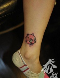 女人腿部时尚经典的图腾月亮纹身图片