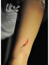 女人手腕小巧潮流的小辣椒纹身图片