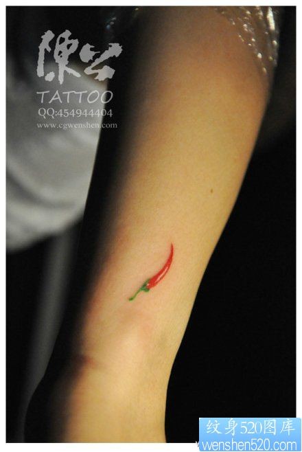点击大图看下一张：女人手腕小巧潮流的小辣椒纹身图片