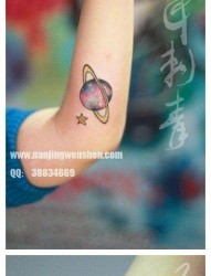 女人手臂精美的星空小星球纹身图片