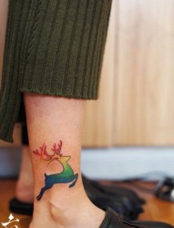 腿部一幅小巧潮流的小鹿纹身图片