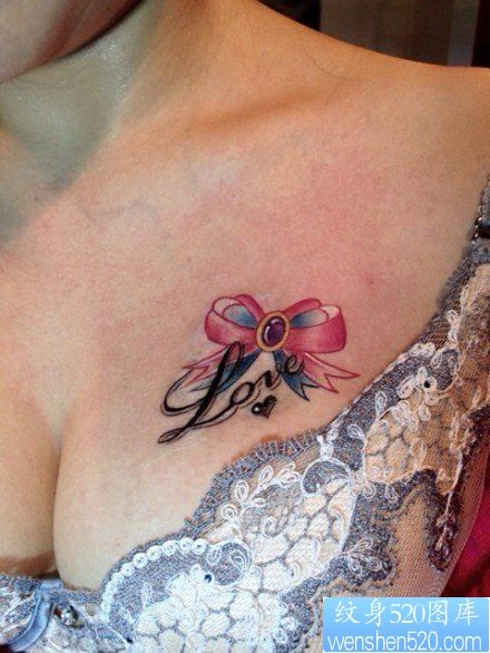 点击大图看下一张：美女胸部精美的蝴蝶结与字母纹身图片
