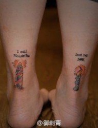 女人脚腕小巧潮流的灯塔与蜡烛纹身图片