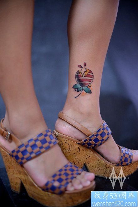 点击大图看下一张：女人脚踝处小巧的棒棒糖食人花纹身图片