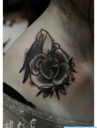 女人锁骨处时尚的小鸟玫瑰花纹身图片