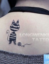 女人后背可爱经典的图腾猫咪纹身图片