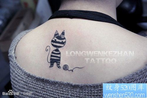 点击大图看下一张：女人后背可爱经典的图腾猫咪纹身图片