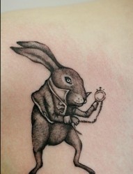 给大家推荐一幅个性兔子纹身作品