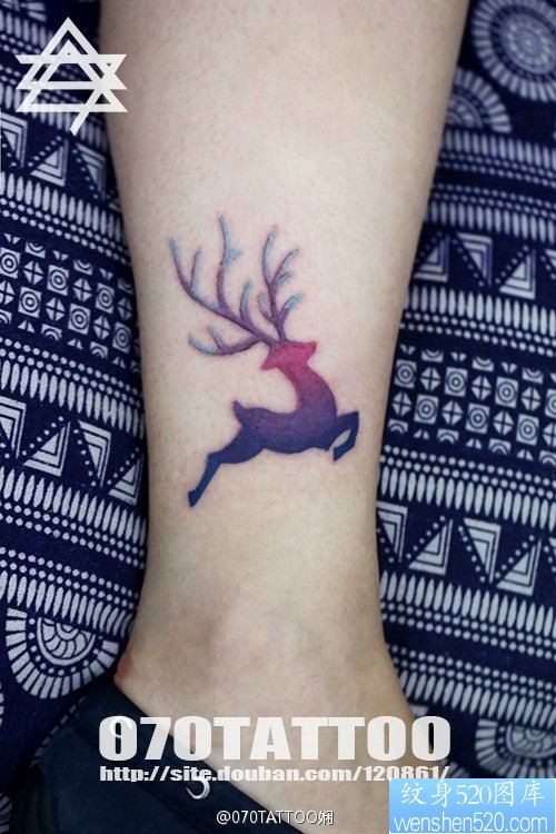 点击大图看下一张：脚踝上一幅漂亮潮流的鹿纹身图片