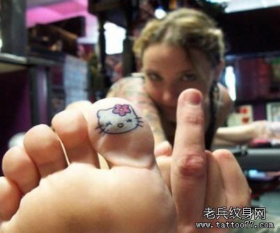 点击大图看下一张:发款小个性的Kitty猫纹身图片由纹身520图库分享