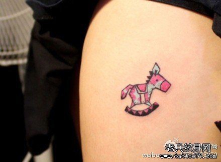 点击大图看下一张:女人腿部小巧潮流的小木马纹身图片