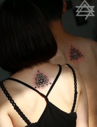 情侣后背上一幅个性三角形纹身图片