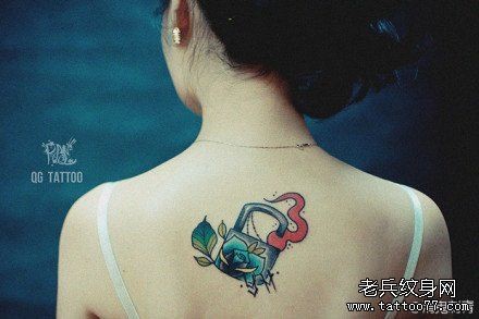 点击大图看下一张:女人后背小巧精美的锁纹身图片