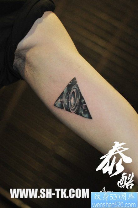 点击大图看下一张：手臂内侧时尚精美的星空三角纹身图片