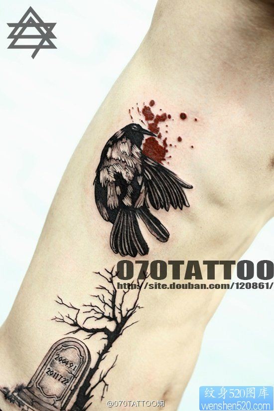 点击大图看下一张：侧腰上一幅个性乌鸦纹身图片