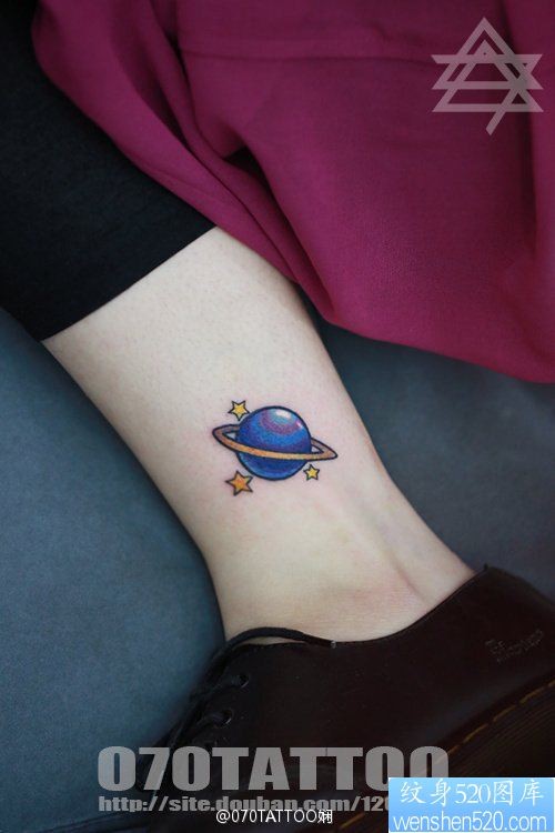 点击大图看下一张:妹子脚踝上一幅潮流星球纹身图片