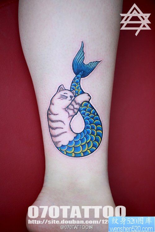 点击大图看下一张：脚踝上一幅个性的美人鱼纹身图片