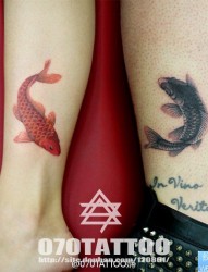 脚踝上一幅漂亮潮流的水墨鱼纹身作品