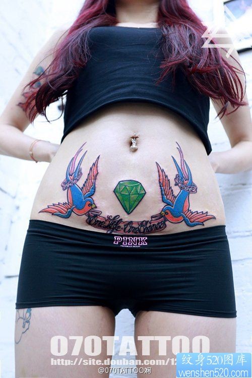 点击大图看下一张：霸气妹子腹部一幅潮流燕子纹身图片
