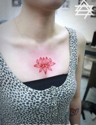 美女胸口一幅红色莲花纹身图片