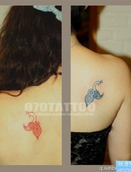 美女后背的一幅精致小孔雀纹身图片