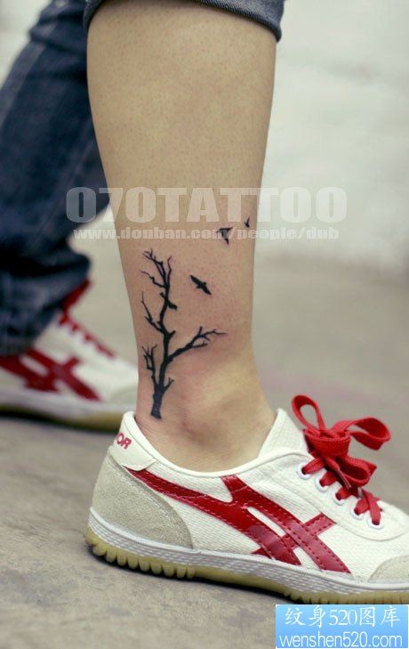 点击大图看下一张：脚踝上的一幅树纹身图片