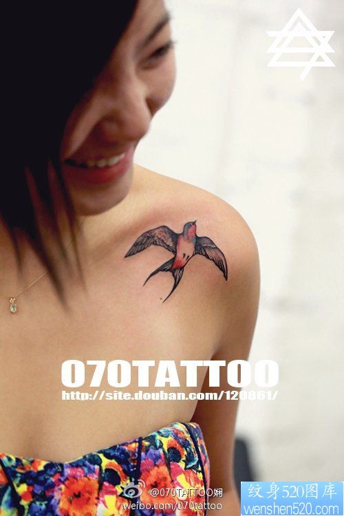 点击大图看下一张：漂亮妹子肩膀上一幅潮流燕子纹身图片
