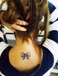 背部漂亮的蝴蝶结纹身