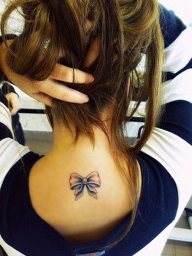 点击大图看下一张：背部漂亮的蝴蝶结纹身