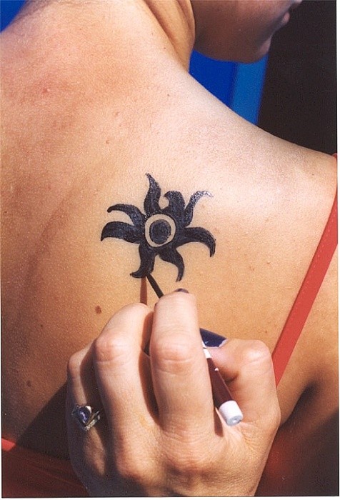 点击大图看下一张：肩部漂亮的太阳图腾纹身