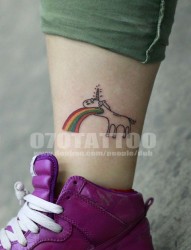 一幅潮流个性的彩虹纹身图片