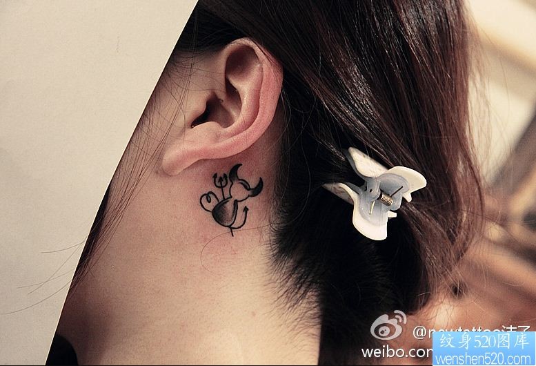 点击大图看下一张：一幅小清新耳后纹身图片由纹身520图库推荐