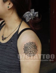 大臂上一幅个性莲花纹身图片